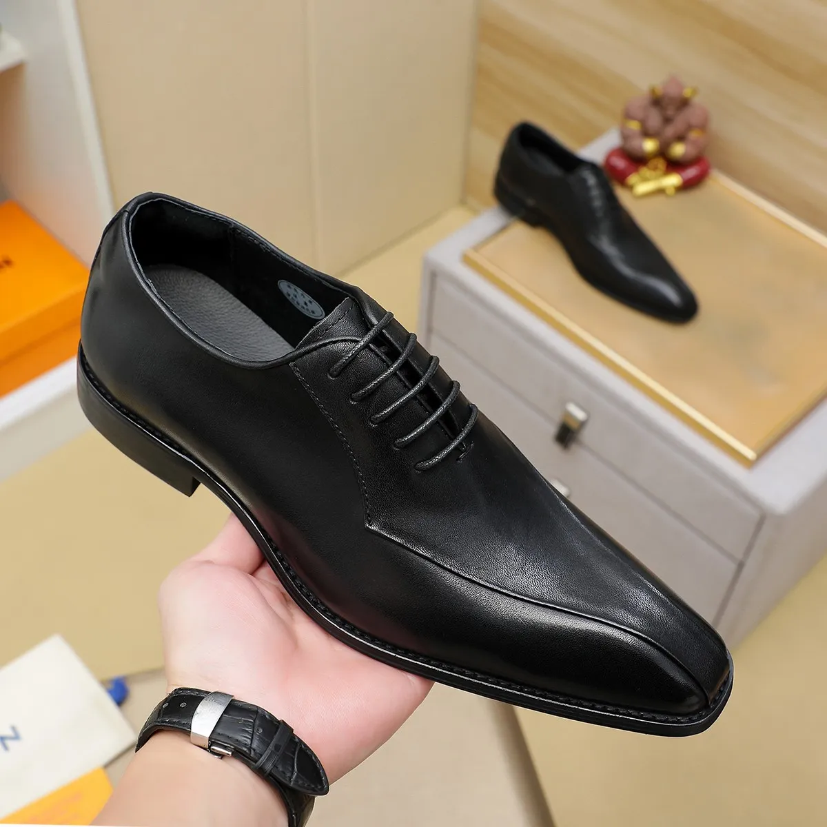 Men's shoes 💰580 💰 Louis Vuitton LV ® Autumn and Winter 🆕 models 🔛Full shoe counter First layer cowhide, 🐂Leather lined casual shoes for men, super soft outsole, essential for driving. Counter synchronization Original first layer cowhide Completely 1:1 mold customization 🌹Top version, 2 colors optional! Number: 38-45 (37.46. Customized)
